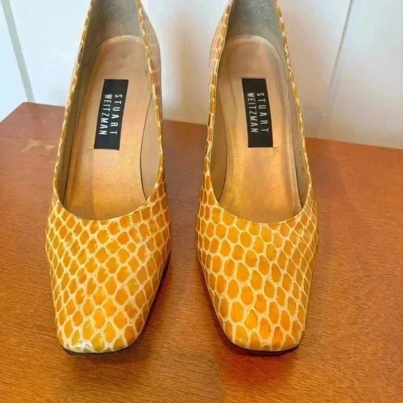 Stuart Weitzman Vintage Yellow Faux Snake Skin Heels- Size 8 - Picture 3 of 13